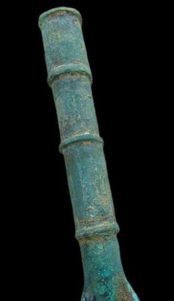 West-Aziatisch Oud bronzen speerpunt met sokkel, bladvormig