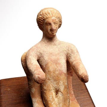 Oud-Grieks Terracotta Beeld van een zittende jongen - Ex