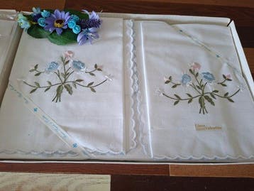 Delicaat set voor een tweepersoonsbed met mooie geborduurde