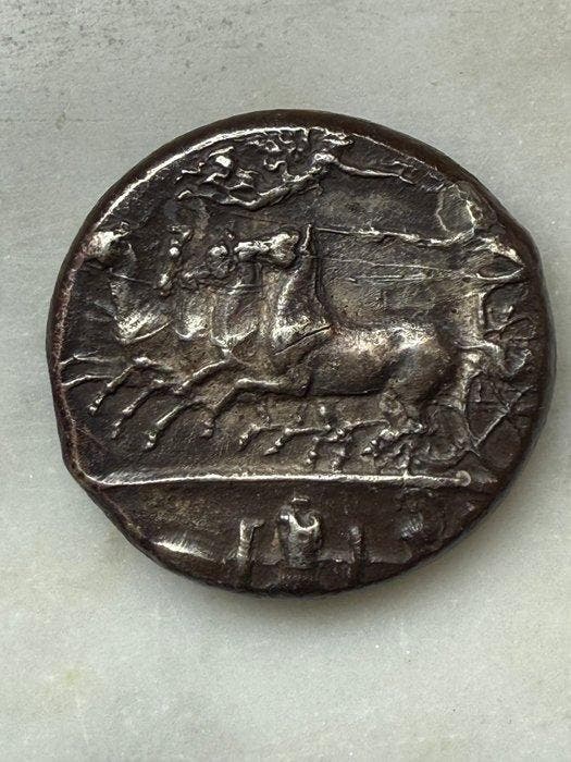 Replica van een oude Griek Zilver munten van Syracusae in, Collections, Minéraux & Fossiles