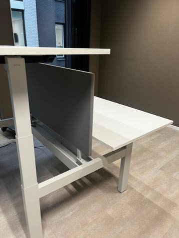 Duo werkplek van Ahrend inclusief tussenwand - elektrisch, Huis en Inrichting, Bureaus, Verzenden, In hoogte verstelbaar, Zo goed als nieuw