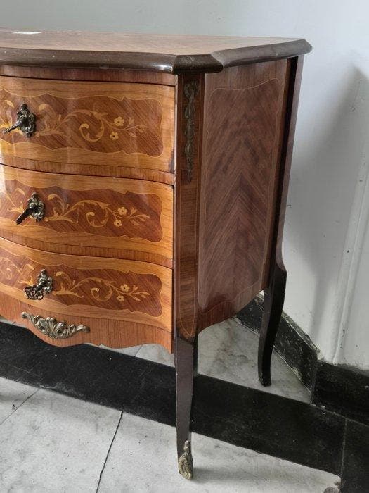 Antike Stil-Kommode – Florale Marketerie – Bronze-Beschläge, Antiek en Kunst, Curiosa en Brocante