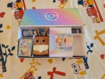 Pokémon - 1 Box - Eevee Box - Scarlet & Violet - Prismatic, Hobby en Vrije tijd, Verzamelkaartspellen | Pokémon, Nieuw
