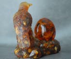 Baltisch amber raaf-beeld met ei, Baltisch amber vogelfiguur