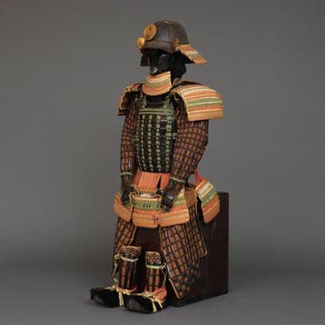 Gouden en zwarte Edo-periode pantser (yoroi) met maedate in