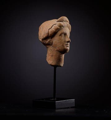 Oud-Griekenland, vrouwelijk hoofd van terracotta - 3.9 cm