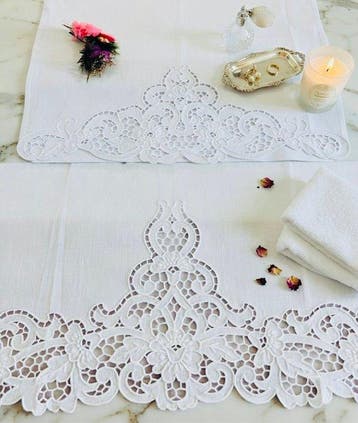 Handdoek (2) - 115 cm - 75 cm - Handgeborduurd Intaglio
