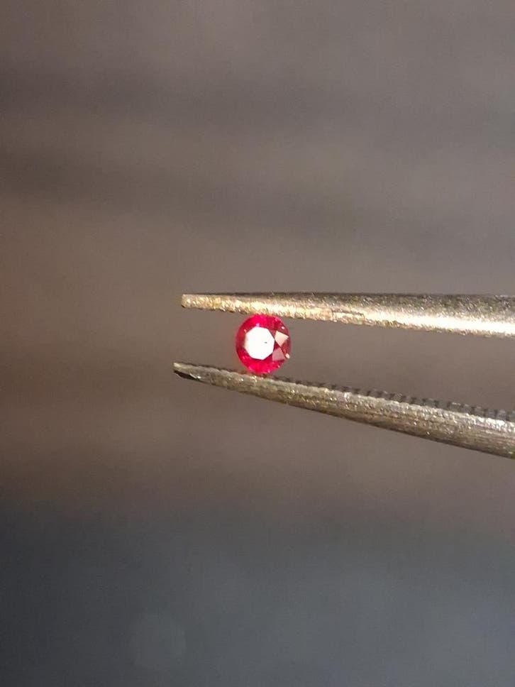 Natural Red Ruby - 0.04 ct - Round - heated - Burma - very g, Bijoux, Sacs & Beauté, Accessoires Autre, Envoi