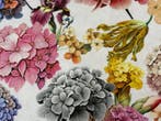 Verborgen Tuin – Kunstbloemen op doek - Meubelstof - 3 m -
