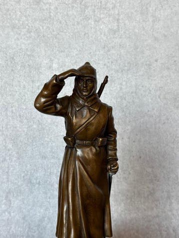Statue, Russische soldaat op ski’s - 26 cm - Bronze, Marbre
