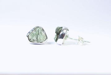 2 clous doreille en moldavite / brut / neuf 925. Argent