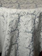 Damast tafellaken in zilvergrijs voor ruime tafels, met