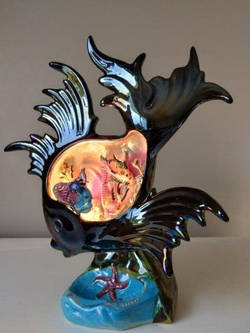 Vallauris - Lampe de table - Poisson veilleuse avec scène, Antiek en Kunst