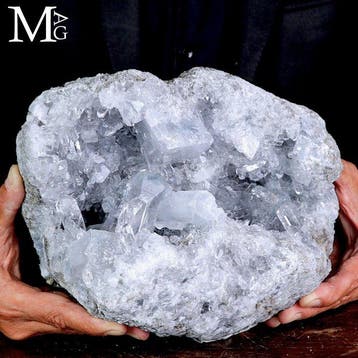 Grote celestietgeode met een diepe holte vol fonkelende