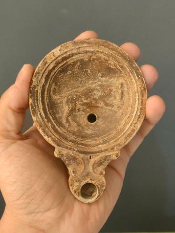 Oud-Romeins Terracotta olielamp met stier 11,60 cm.