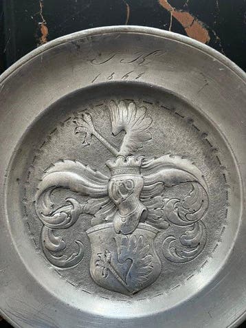 Großer historischer Zinnteller mit heraldischem Wappen &
