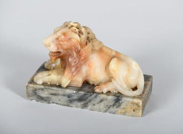 sculptuur, Antieke sculptuur van een liggende leeuw in