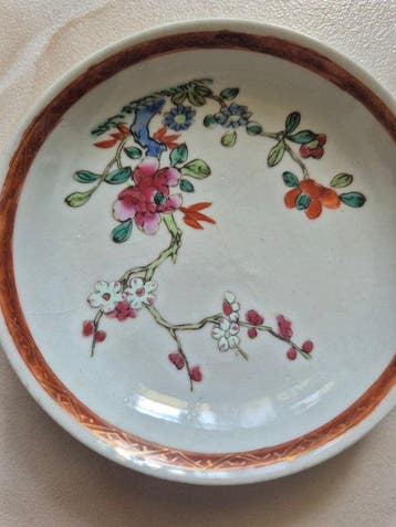 Chinees porselein schaaltje met veelkleurig bloemendecor –, Antiek en Kunst
