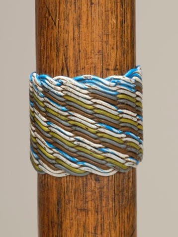 Houten wandelstok (Molamu) met gevlochten telefoondraad –