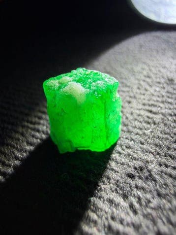 Smaragd Ruwe. 4,70 ct. Topgroene enorme smaragdkristal. 100%