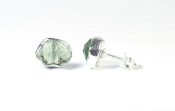 2 Moldavite oorstekers / ruwe / nieuw 925 sterlingzilver -