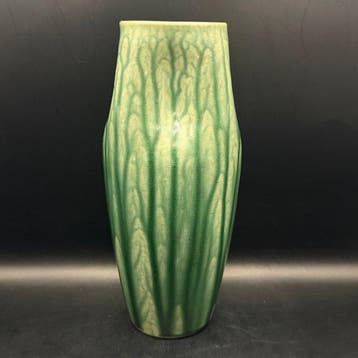 Japanse groen geglazuurde sculpturale vaas met originele