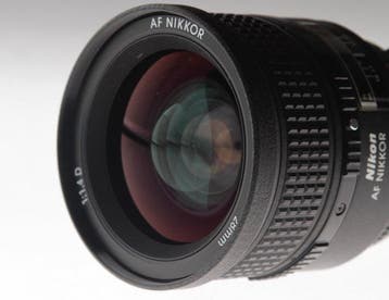 Nikon AF-Nikkor 28mm 1:1,4 D rare Objectif grand-angle