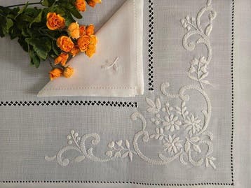 Tovaglia ricamata a mano in misto lino 12 posti tablecloth