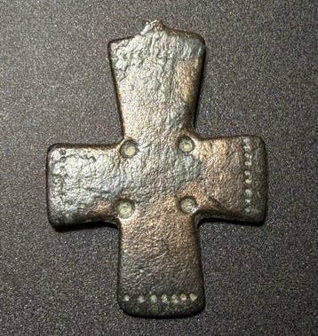 Viking periode Brons Bijna intact kruis met een Four Points