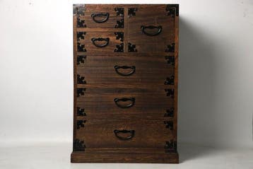 Coffre antique japonais en bois de paulownia avec six