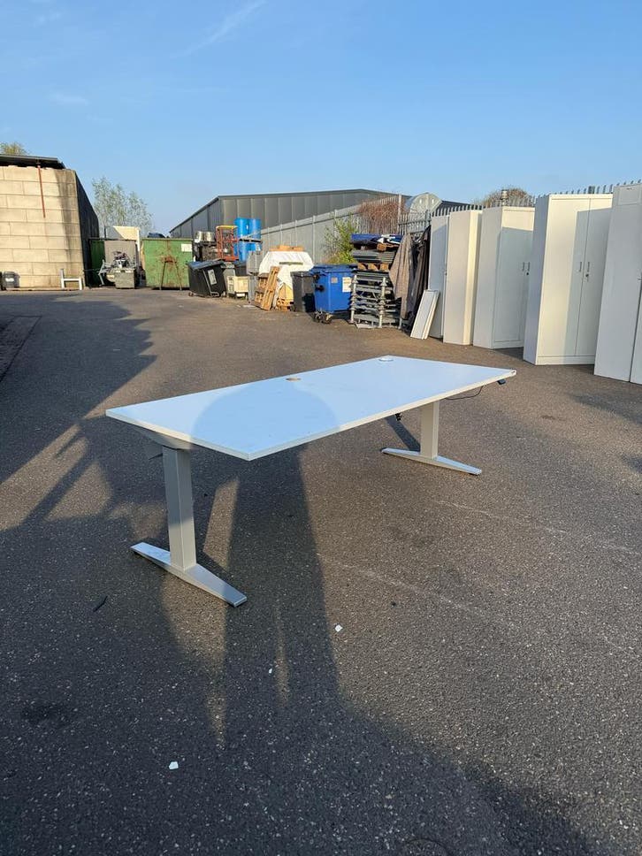 Refurbished Bureau Herman Miller - Zit Sta Bureau Elektrisch, Huis en Inrichting, Bureaus, Zo goed als nieuw, Elektrisch, In hoogte verstelbaar