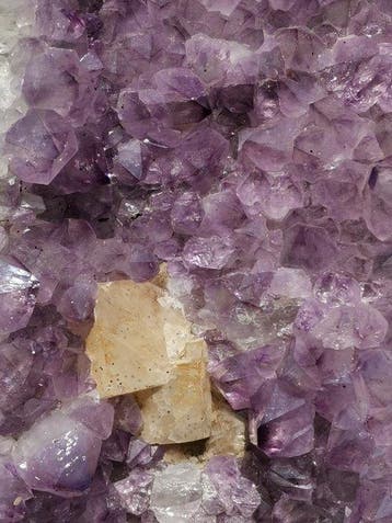 Prachtig groot amethiststuk met calciet, geometrische