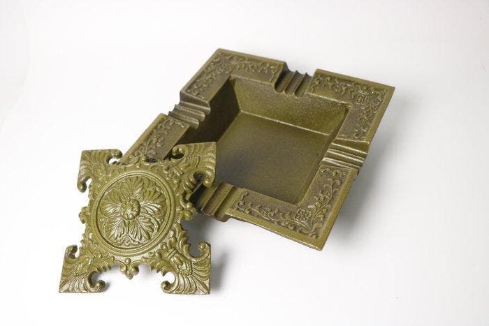 Kisen Takaoka Gegoten Bronzen Asbak – Chrysanthemum, Antiek en Kunst, Antiek | Overige Antiek
