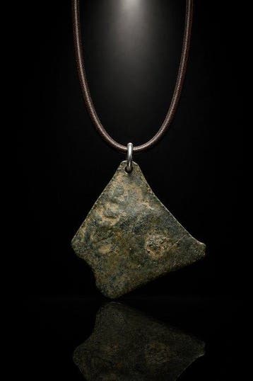 Byzantijns Bronzen devotiehanger met een aureool omgeven