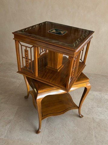 Table - Une table-bibliothèque tournante en noyer incrusté