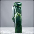 Majestueuze jade-nephriet vrijvorm – Symbool van reinheid en