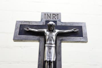 Croix - Bois - 1950-1960 - Crucifix en bois sculpté à la, Antiquités & Art