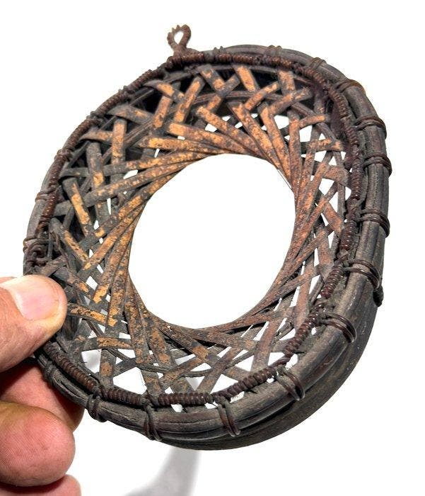 5 brassards différents et un couvercle de casserole - Les, Antiquités & Art, Art | Art non-occidental
