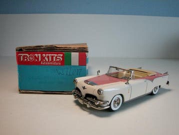 Tron Kits - Modelauto - 1955 Dodge Royal Lancer cabriolet