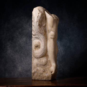 Het oude Rome, Groot marmeren beenfragment, basis van een