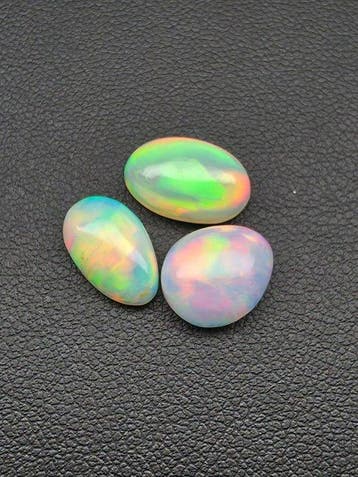 5.73ct Natural White Opal Top Quality Cabochon- 1.15 g - (3)