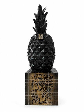 Daluxe Art - 1999 • XXL Banksy Pineapple Display – 95 cm