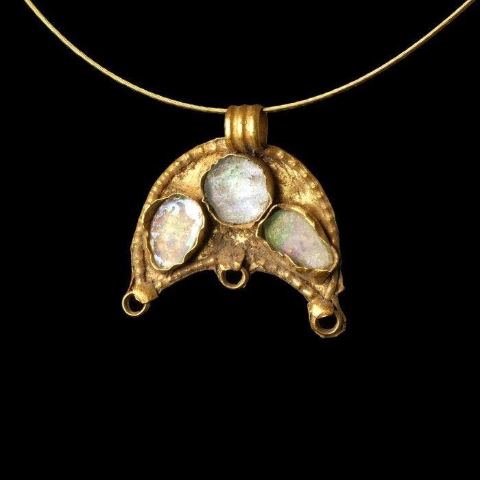 Vroeg-middeleeuws Goud Merovingische Lunula-hanger, Antiek en Kunst, Antiek | Overige Antiek