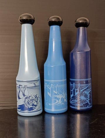 Fles - Glas - Drie flessen antiekrood - Dali-tekeningen