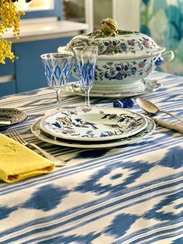 Ottomaanse tafelkleed met een ikat-stijl patroon voor brede