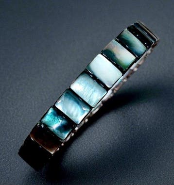 Natuurlijke grijze parelmoer uit Tahiti. Een armband van