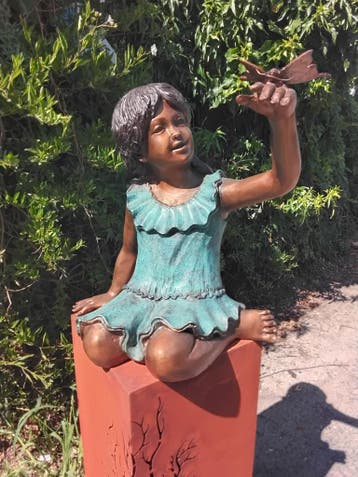 Bronzen beeld, meisje met vlinder., Nieuw