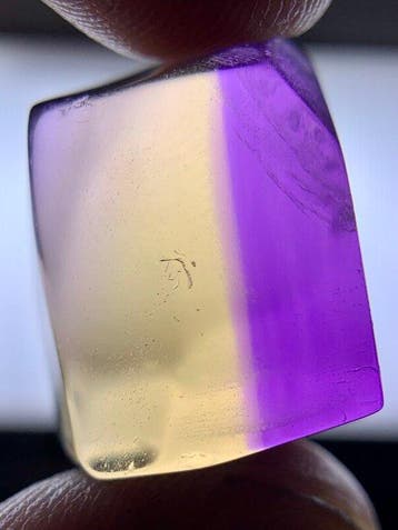 43 karaat Bicolor-ametriet met facetkwaliteit, ruw uit