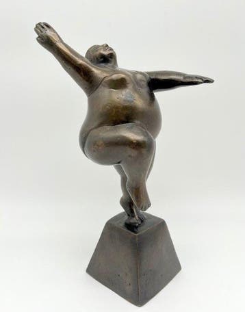 Beeldje - Female dancer - Brons