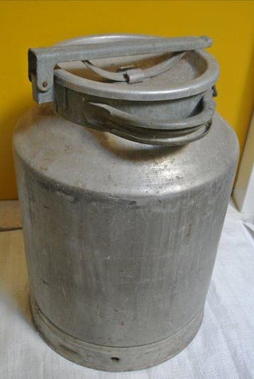 Kan - Aluminium - Melkbus van boerderij